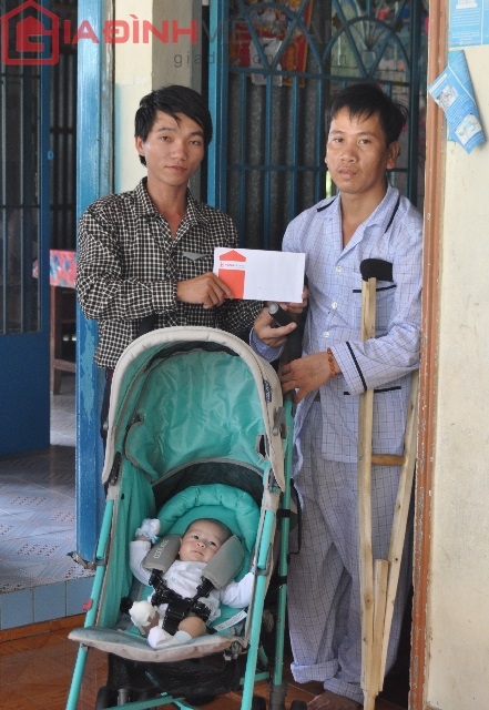 Đại diện báo điện tử Gia đình Việt Nam xuống trao quà, thăm hỏi động viên, chia sẻ cùng gia đình anh Nam nhân đám tuần (49 ngày) của mẹ Quốc Huy