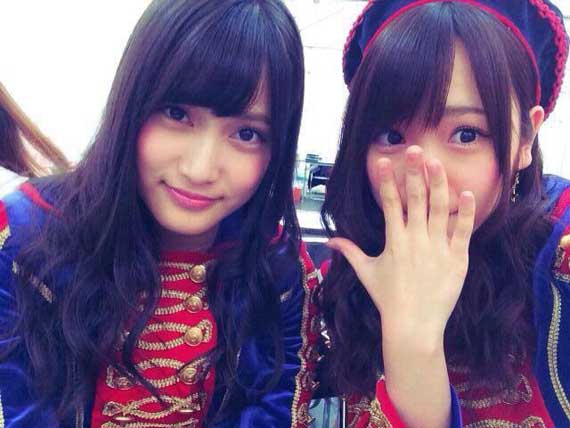 Hai cô gái xinh đẹp Kawaei Rina và Iriyama Anna của AKB48 bị tấn công bằng cưa và dao.