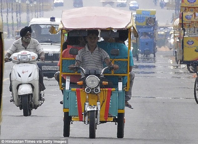 Những chiếc xe ba bánh tràn lan khó kiểm soát ở Ấn Độ