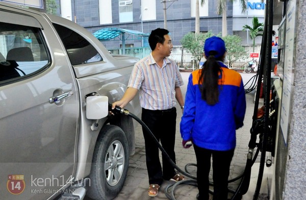 Hà Nội: Lần đầu tiên, người dân được tự bơm khi mua xăng 5