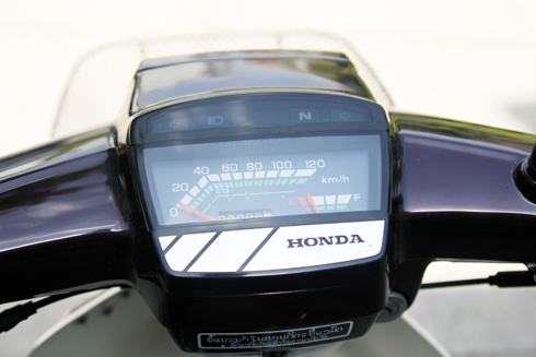 Honda Dream II sử dụng động cơ dung tích thực 97 phân khối, công suất 8 mã lực. 