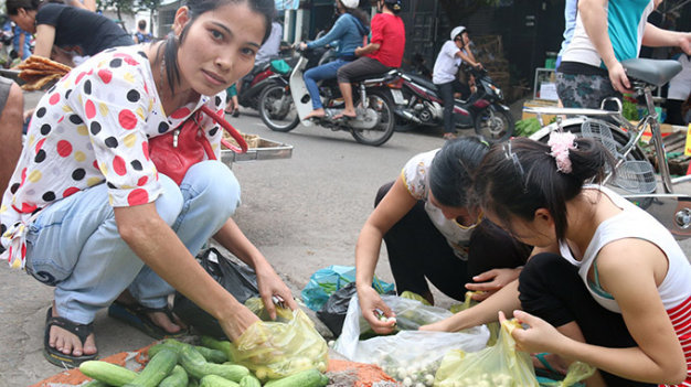 Chị Lê Thị Thương - công nhân Công ty TNHH gốm sứ Kim Trúc, KCN Tân Bình (Q.Tân Bình, TP.HCM) - cho biết hiện tại với mức lương 3,5 triệu đồng/tháng, chị phải trang trải đủ mọi thứ, từ tiền thuê trọ đến nuôi con ăn học, nên đến cuối tháng là không còn một đồng - Ảnh: Tiến Long