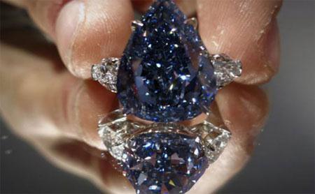 Hôm 14/5, viên kim cương xanh có trọng lượng 13,22 carat, mang tên “The Blue” vừa được bán thành công ở nhà đấu giá Christie’s nổi tiếng với mức giá gần 24 triệu USD, tương đương hơn xấp xỉ 505 tỷ đồng.