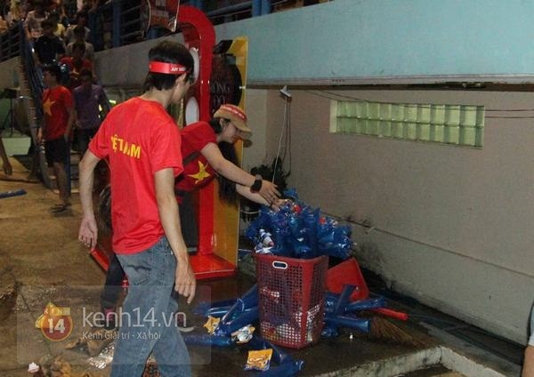 Nhiều CĐV ở lại nhặt rác sau trận hòa của tuyển Việt Nam 5