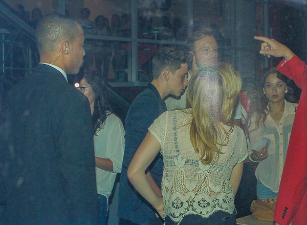 Sau khi tiến vào khu VIP, Brooklyn nhập hội với Chloe Moretz. Bạn gái tin đồn của cậu nhóc vô cùng sexy khi mặc một chiếc áo trong suốt.