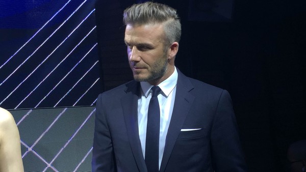 Tóc Tiên diện váy gợi cảm sánh vai cùng Beckham 5