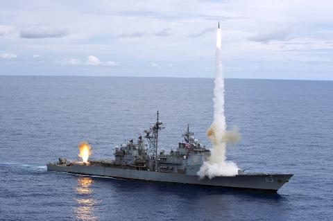 Tuần dương hạm CG-63 USS Cowpens phóng tên lửa Standard Missiles 2 (SM-2)