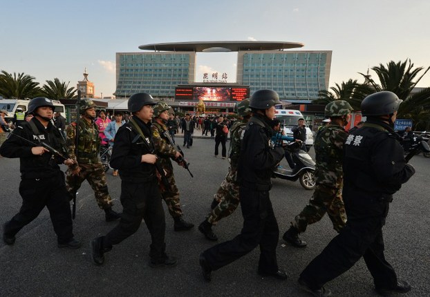 Trung Quốc tăng cường an ninh tại Côn Minh sau vụ hơn 30 người bị hại tại ga tàu hỏa thành phố này. Ảnh: AFP.