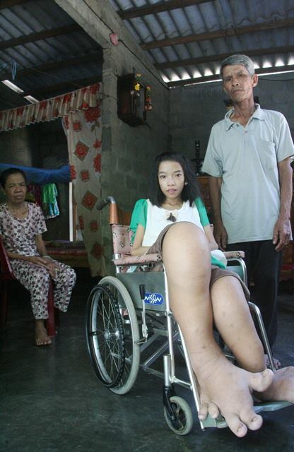 Trần Thị Mỹ Son bên bố mẹ trong căn nhà của cô tại Thừa Thiên - Huế.