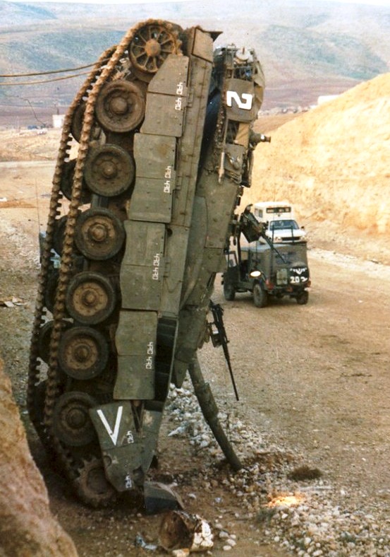 
Merkava Mk1 của Israel rơi thẳng đứng chọc nòng pháo xuống mặt đường
