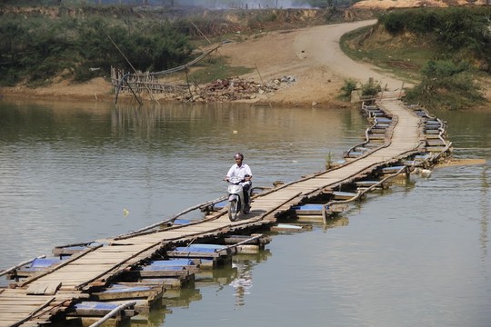Cầu phao Chợ Hôm là cây cầu huyết mạch nối liền 8 xóm của xã Phương Mỹ, huyện Hương Khê, Hà Tĩnh.