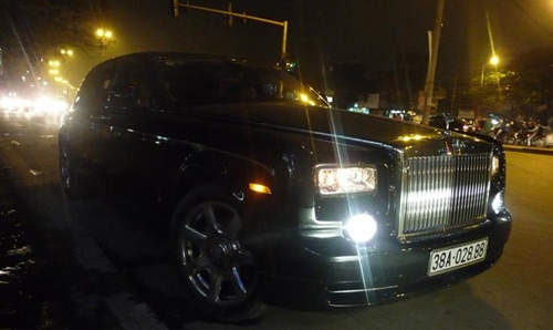 Hình ảnh Rolls Royce Phantom Rồng của đại gia Thạch xuất hiện trên báo chí lần gần đây nhất.