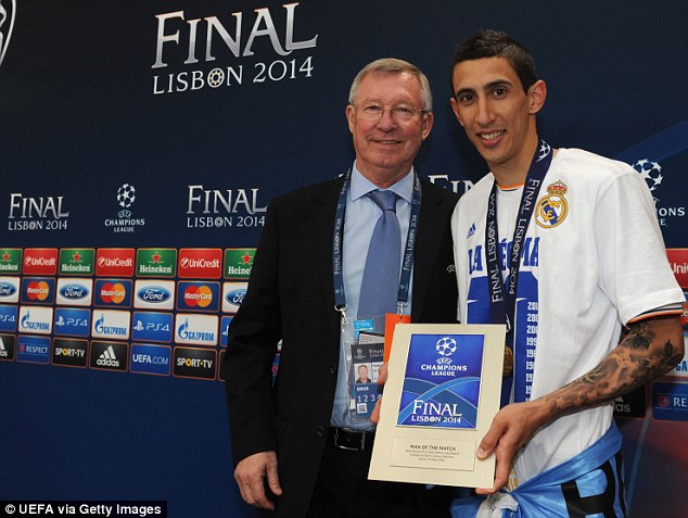 Sir Alex Ferguson trao danh hiệu Cầu thủ xuất sắc nhất trận Chung kết Champions League cho Di Maria