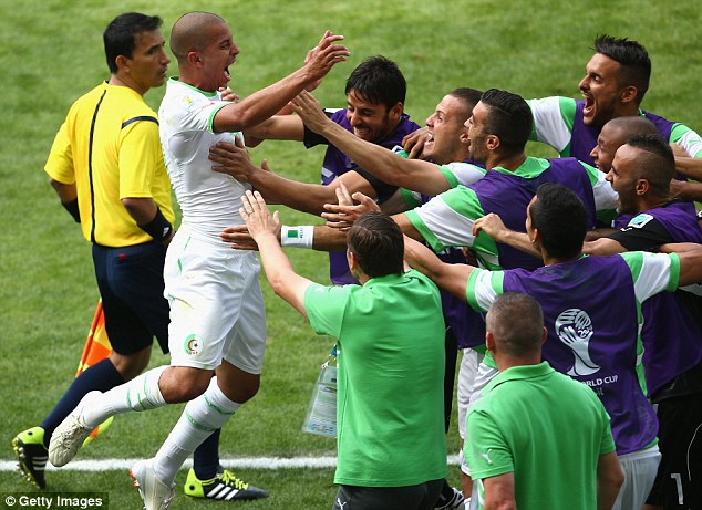 Feghouli ăn mừng bàn thắng sớm cho Algeria
