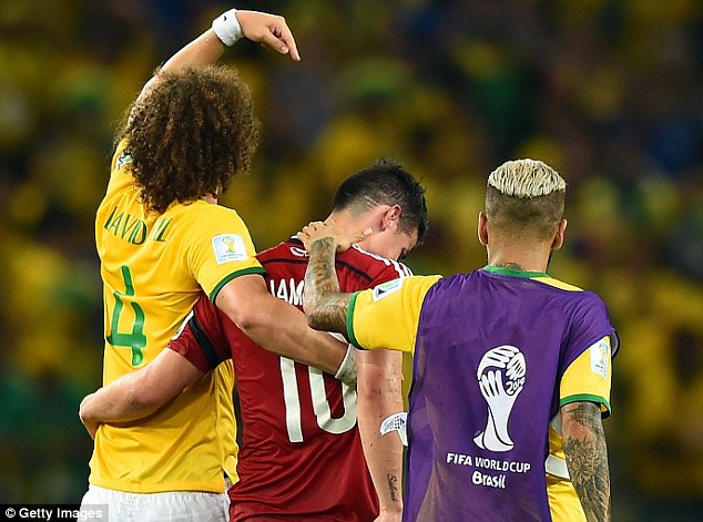 Cầu thủ Brazil an ủi James Rodríguez