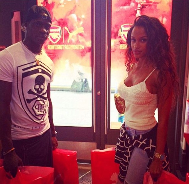 Balotelli và Fanny tỏ tình với Arsenal