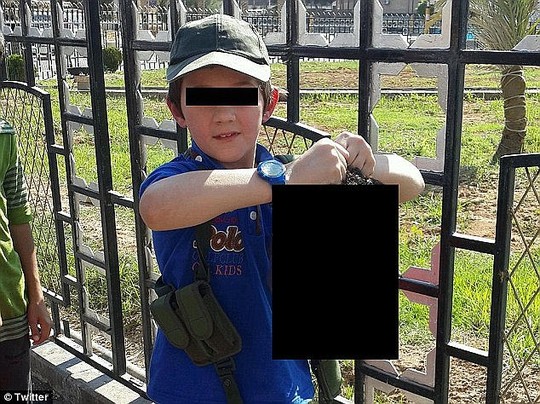 Hình ảnh cậu bé 7 tuổi cầm thủ cấp của binh sĩ Syria gây sốc cho thế giới.