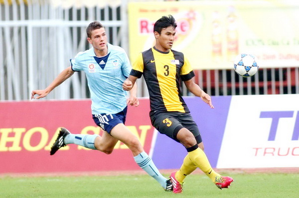 U21 Malaysia (phải) chơi khá hay ở vòng bảng nhưng đã thua U21 Thái Lan vì chủ quan
