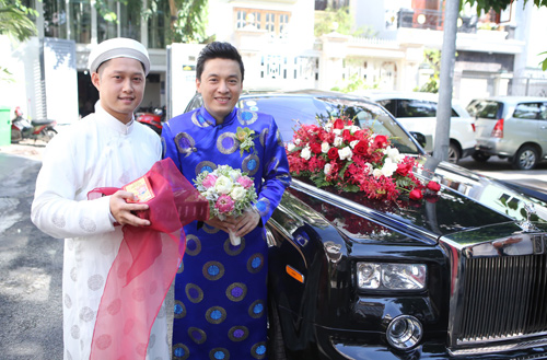Khâu chuẩn bị đã hoàn tất, chú rể Lam Trường rạng rỡ với bó hoa tươi trên tay, chuẩn bị qua nhà cô dâu Yến Phương.