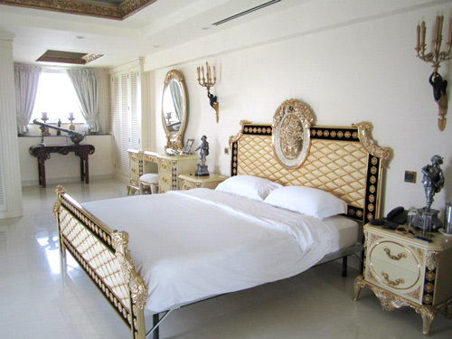 Phòng ngủ được thiết kế theo kiểu hoàng gia.