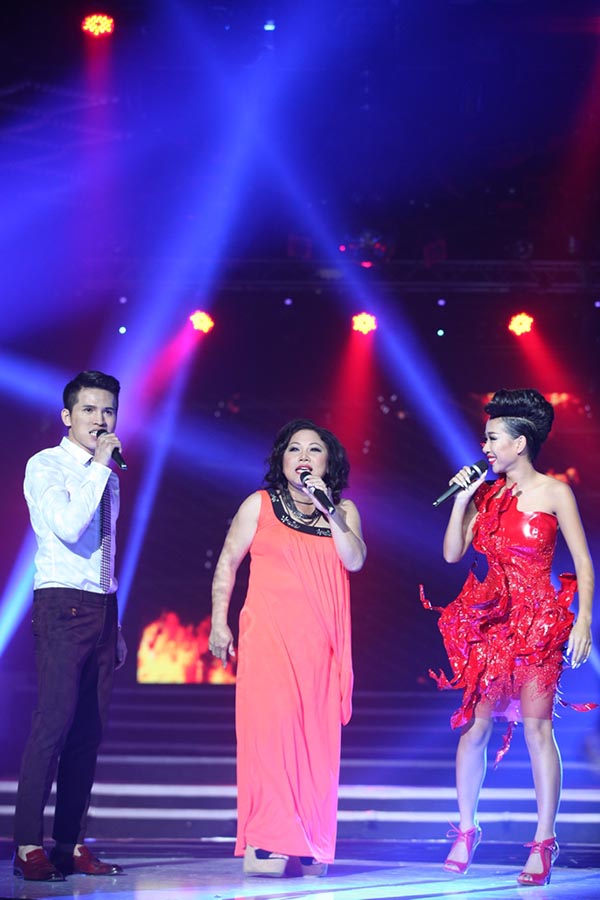 Đây là dịp hiếm hoi Quốc Thiên và Thảo Trang kết hợp với giám kháo Vietnam Idol trên sân khấu.