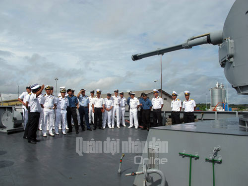Đại diện Hải quân Hoàng gia Brunei thăm tàu HQ-012…