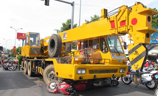 xe cẩu, đâm liên hoàn, xe mô tô, dừng đèn đỏ