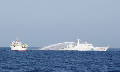 Tàu KN-629 cơ động vòng tránh tàu Hải cảnh của Trung Quốc phun vòi rồng.