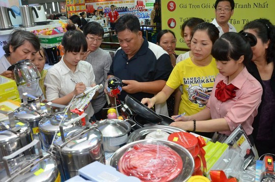 Khu vực hàng gia dụng bán đồng giá thu hút rất đông các khách hàng nữ.