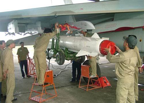 Kh-29TE được kỹ thuật viên Việt Nam lắp đặt lên giá phóng