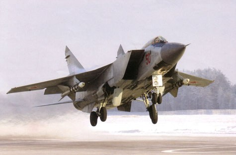 Vũ khí chính của MiG-31 là 4 tên lửa không đối không Vympel R-33 đặt dưới bụng. R-33 tương đương với loại tên lửa AIM-54 Phoenix của hải quân Mỹ. 