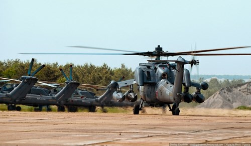 So với trực thăng chiến đấu tối tân nhất của Mỹ AH-64 A/D Apache, Mi-28H không hề thua kém về sức mạnh hỏa lực. Nhưng nếu xét về hệ thống điện tử thì Mi-28H vẫn còn “thua vài bậc”. 