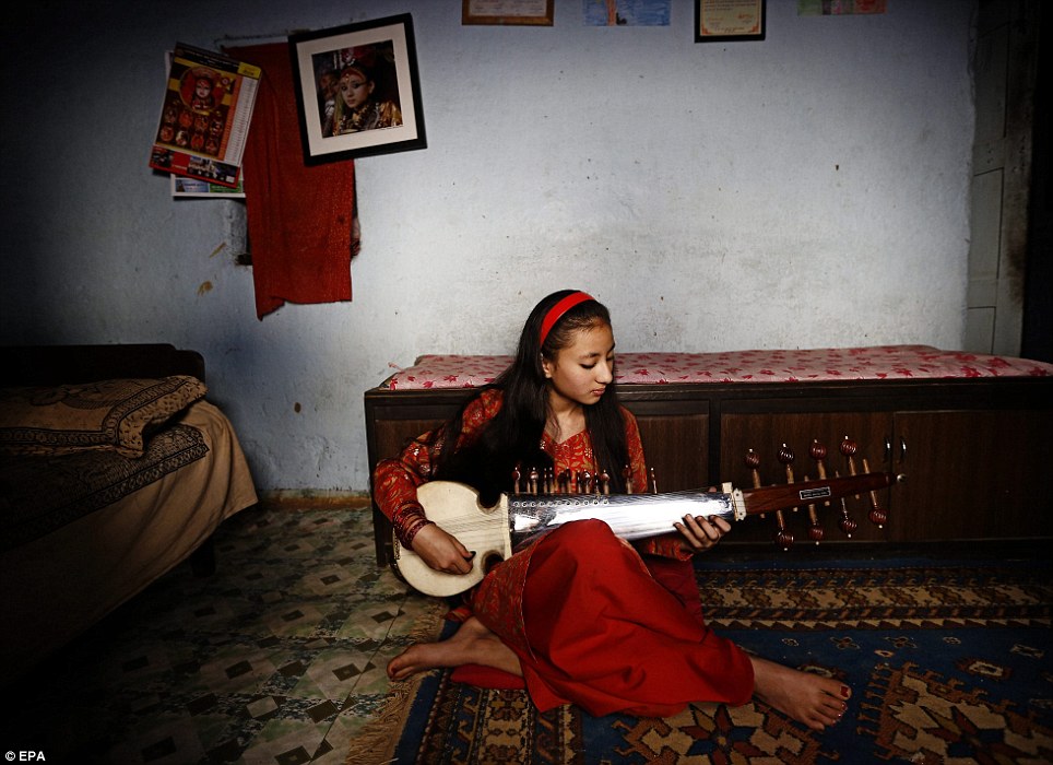 Samita Bajracharya chơi nhạc cụ âm nhạc cổ điển Ấn Độ gọi là Sarod trong phòng của cô ở Patan, Nepal, 24 Tháng 4 năm 2014, sau khi cô đã nghỉ hưu từ bài viết của nữ thần sống