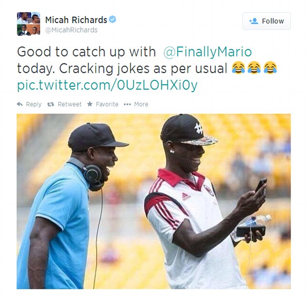 Selfie đôi: Micah Richards cũng đặt ra một tự chụp bắn với đồng đội cũ của mình trước khi các trò chơi của