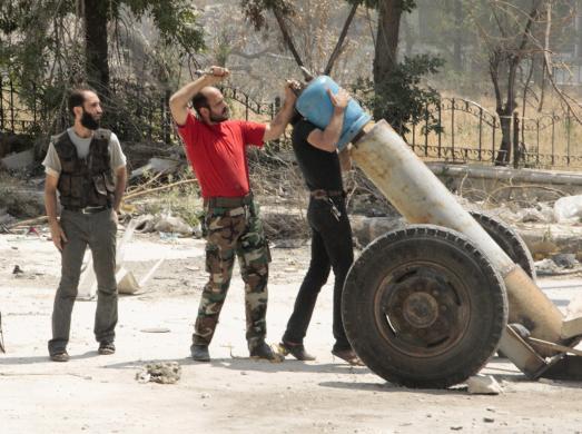 Chiến binh phiến quân Syria chuẩn bị phóng một thiết bị nổ tự chế nhằm vào quân đội chính phủ ở ngoại ô thành phố Aleppo.