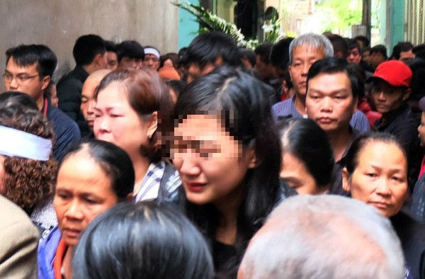 Bạn gái DJ trẻ tử nạn trong vụ “xe điên” ở Hà Nội khóc ngất trong đám tang 6