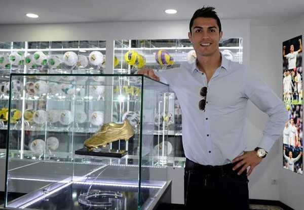 Con trai Ronaldo cười rạng rỡ trong ngày khai trương bảo tàng của bố 11