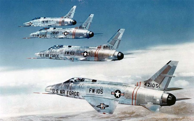 North American F-100 Super Sabre là máy bay chiến đấu sản xuất hàng loạt đầu tiên của Mỹ, có thể bay với tốc độ siêu âm ở chế độ bay ngang. Chiếc North American F-100 Super Sabre (Siêu lưỡi kiếm) là một máy bay tiêm kích phản lực đã phục vụ cho Không quân Hoa Kỳ (USAF) từ năm 1954 đến năm 1971 và với Không lực Vệ binh Quốc gia Hoa Kỳ (ANG) cho đến năm 1979.