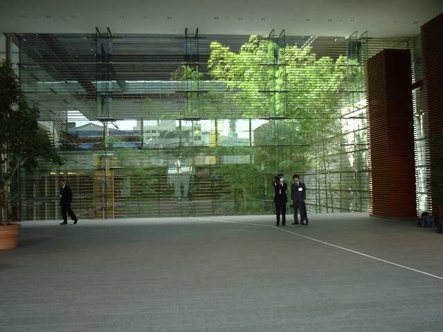 Dinh Thủ tướng Nhật được xây dựng trong một không gian xanh với nhiều cây cối cả ở bên ngoài và bên trong tòa nhà. Thêm vào đó, nơi này còn được lắp đặt hệ thống pin mặt trời và tích trữ nước mưa, nhằm giảm thiếu tối đa tác động tới môi trường. 
