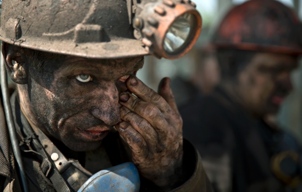 Một thợ mỏ lâu mắt sau khi kết thúc ca làm việc tại một mỏ than ở Donetsk, Ukraine.