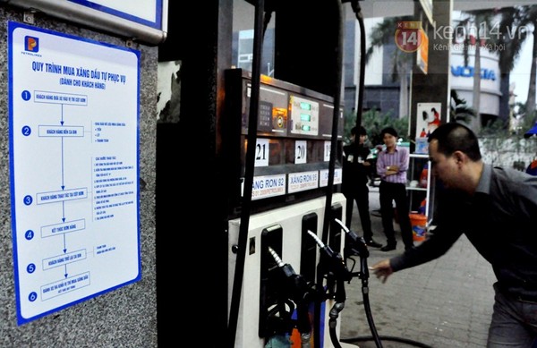 Hà Nội: Lần đầu tiên, người dân được tự bơm khi mua xăng 6