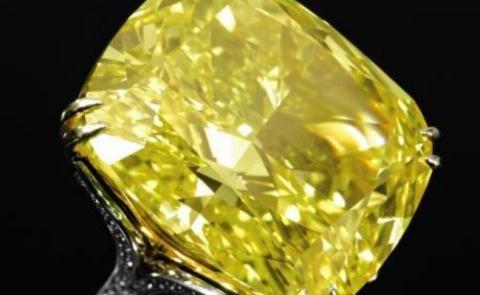 Trước đó, vào ngày 13/5, nhà đấu giá Christie’s tại thụy Sỹ đã bán thành công viên kim cương vàng trọng lượng 100 carat với mức giá 16,3 triệu USD. 