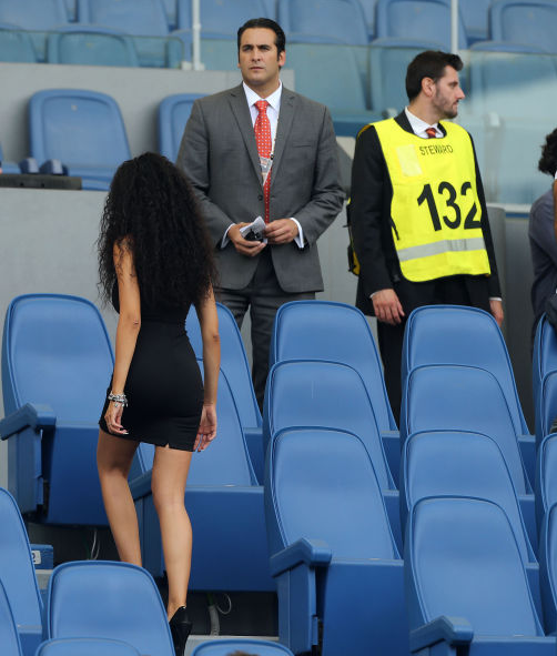 Screen Shot 2014 09 22 at 11.48.09 AM Roma sử dụng người quản lý nữ hấp dẫn tại Stadio Olimpico v Cagliari [Hình ảnh]