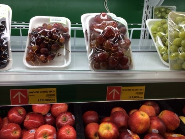 Nhất là nho đỏ không hạt Úc tại siêu thị Lotte Mart nhập về Việt Nam chỉ bán giá 129.000 đồng/kg, trong khi tại nước Úc đã có giá bán khoảng 100.000 đồng/kg. 