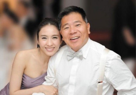 May mắn hơn Lý Nhược Đồng, sau khi lập gia đình, Lê Tư lần lượt đón một cặp sinh đôi hai gái vào năm 2010 và một cô con gái thứ ba vào năm 2012.