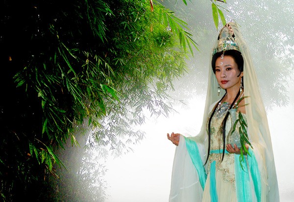 Vì các con, Trần Xung nhận lời đóng vai Quan Âm Bồ Tất.