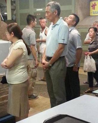 Thủ tướng Singapore Lý Hiển Long đã bị bắt gặp xếp hàng 30 phút để mua gà rán vào tối 13/5 vừa qua tại một khu ăn uống ngoài trời ở Singapore.