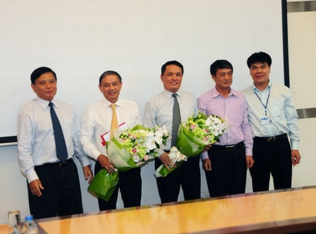 Ông Phạm Long Trận, Chủ tịch Hội đồng thành viên Tập đoàn Bưu chính Viễn thông Việt Nam (ngoài cùng bên trái) trao quyết định giao cho ông Mai Văn Bình, Tổng giám đốc Công ty Thông tin di động VMS-MobiFone (thứ hai từ trái sang phải) phụ trách chức vụ Chủ tịch MobiFone.