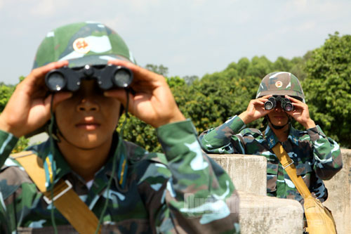 Tăng cường quan sát, bắt chặt máy bay địch.