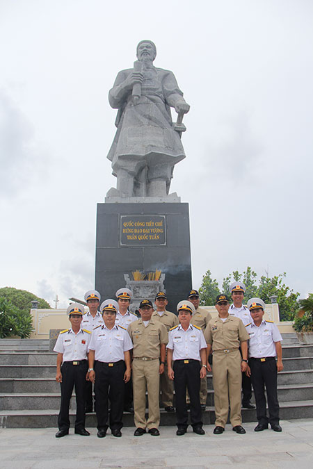 Đoàn Phi-líp-pin thăm tượng Quốc công Tiết chế Hưng Đạo Đại Vương Trần Quốc Tuấn, đèn biển, trạm khí tượng…